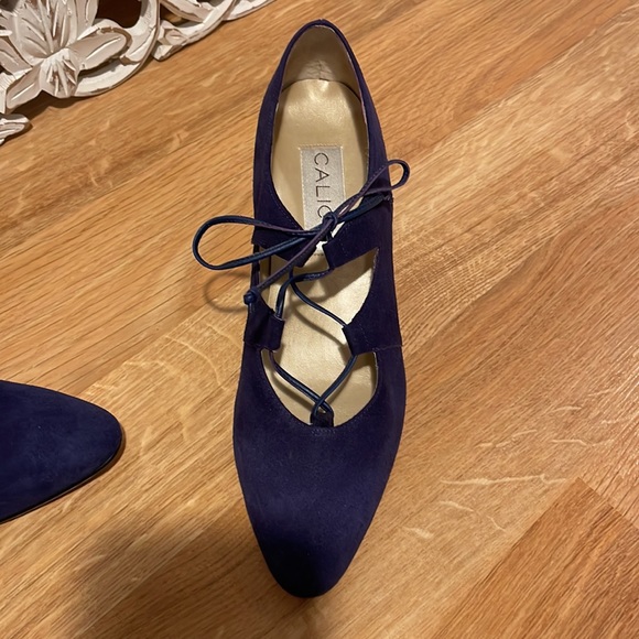Calico woman’s Gorgeous Blue Suede lace up Shoes - Picture 2 of 9